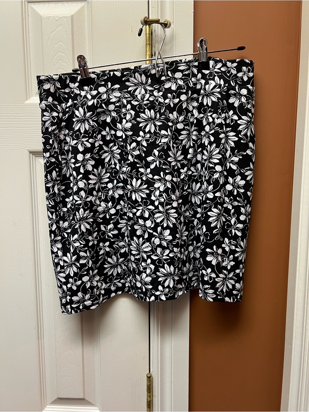 croft & barrow Black and White Floral Skort